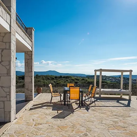 Leonidas Villa *